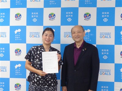 左：田中氏